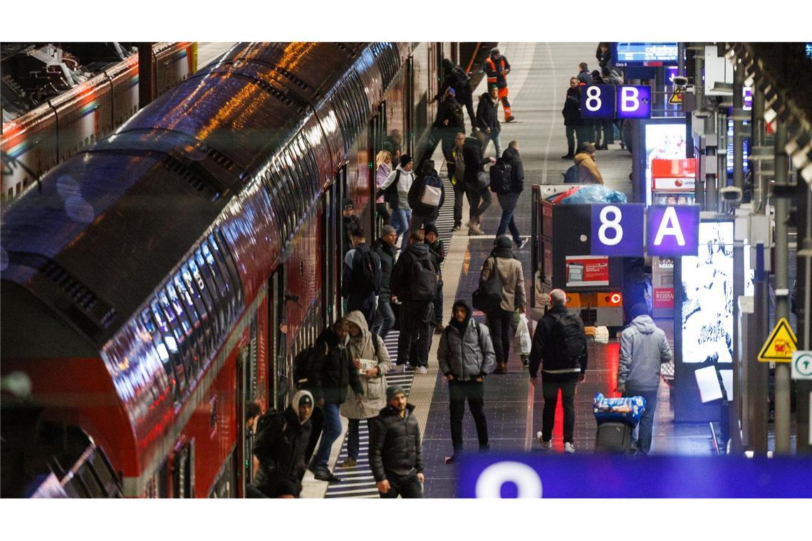 Droht Deutschlandticket 2026 das Aus? Mit dem Ticket kann man bundesweit im Nah- und Regionalverkehr fahren.