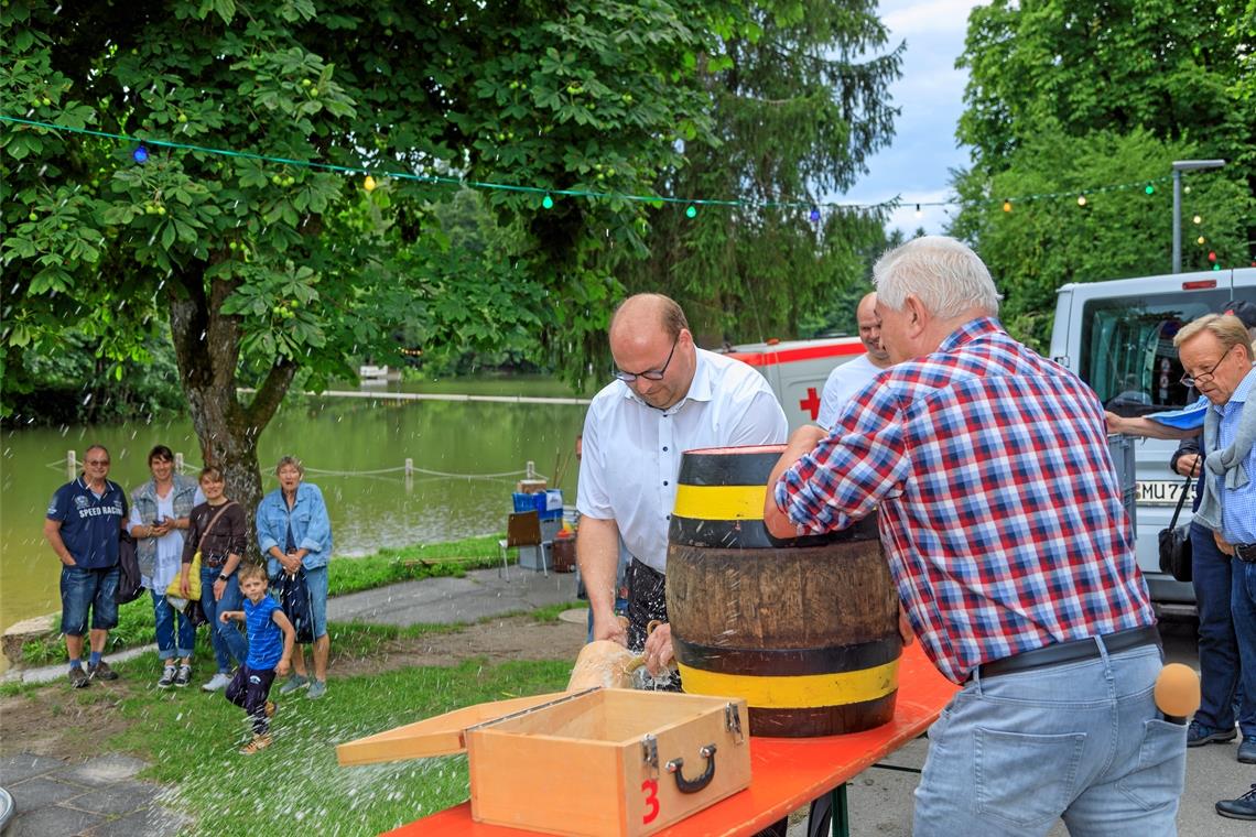 Wasserspiele beim Fornsbacher Sommernachtsfest Mit dem traditionellen Fassanstich eröffnet Bürgermeister Armin Mößner das Fest.
