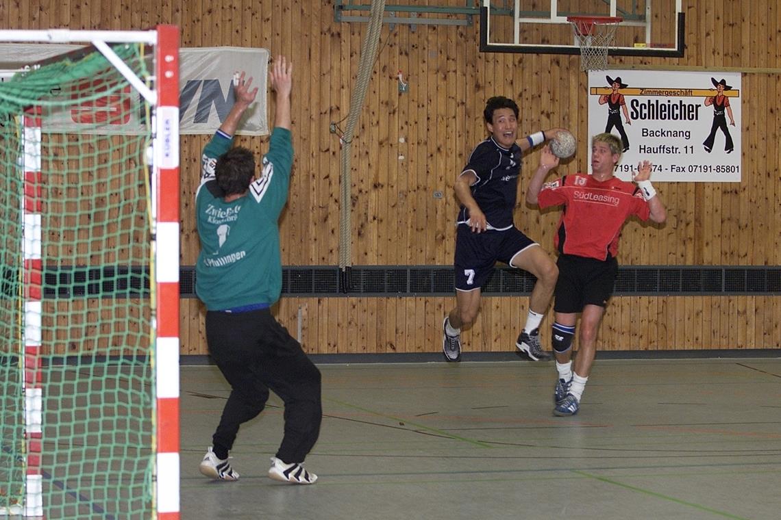 Fünf Jahrzehnte Karl-Euerle-Halle Mit dem VfL Gummersbach nahm Welthandballer Kyung-Shin Yoon im Jahre 2001 den Siegerpokal vom Handball-Cup in Backnang mit nach Hause. Foto: Andrea Wahl