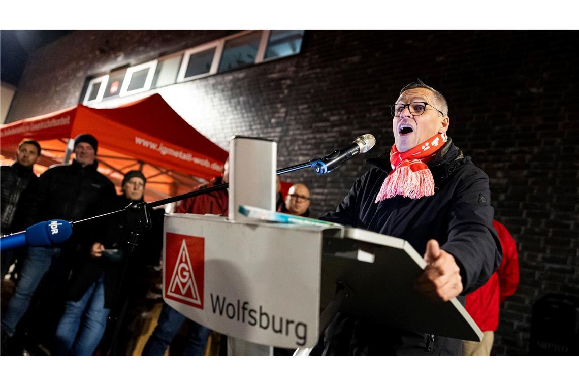 VW vor flächendeckenden Warnstreiks - Friedenspflicht endet Mit dem Zurückweisen der Vorschläge von IG Metall und Betriebsrat zur Kostenentlastung werfe der Vorstand "weiteres Brennholz ins Feuer", sagte Gröger.