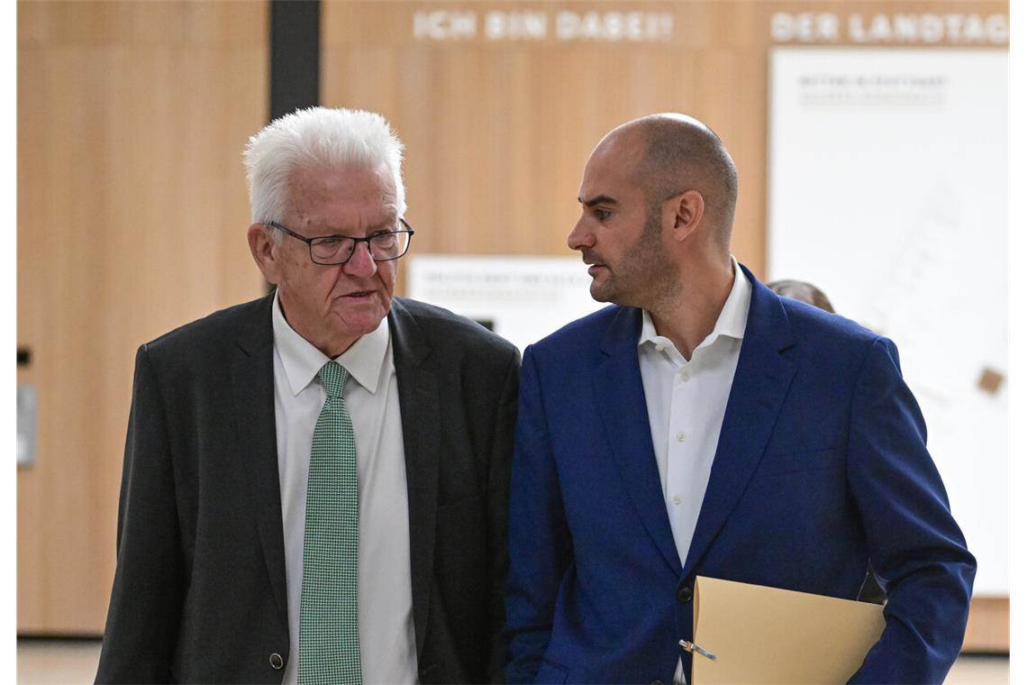 Bei der Grundsteuerreform sollte Grün-Schwarz nachsteuern Mit den Ergebnissen der Grundsteuerreform kommt ein heißes Eisen aufs Tapet von Ministerpräsident Winfried Kretschmann (l.) und Finanzminister Danyal Bayaz. Mit den Ergebnissen der Grundsteuerreform kommt ein weiteres heißes Eisen aufs Tapet von Ministerpräsident Kretschmann und Finanzminister Bayaz.