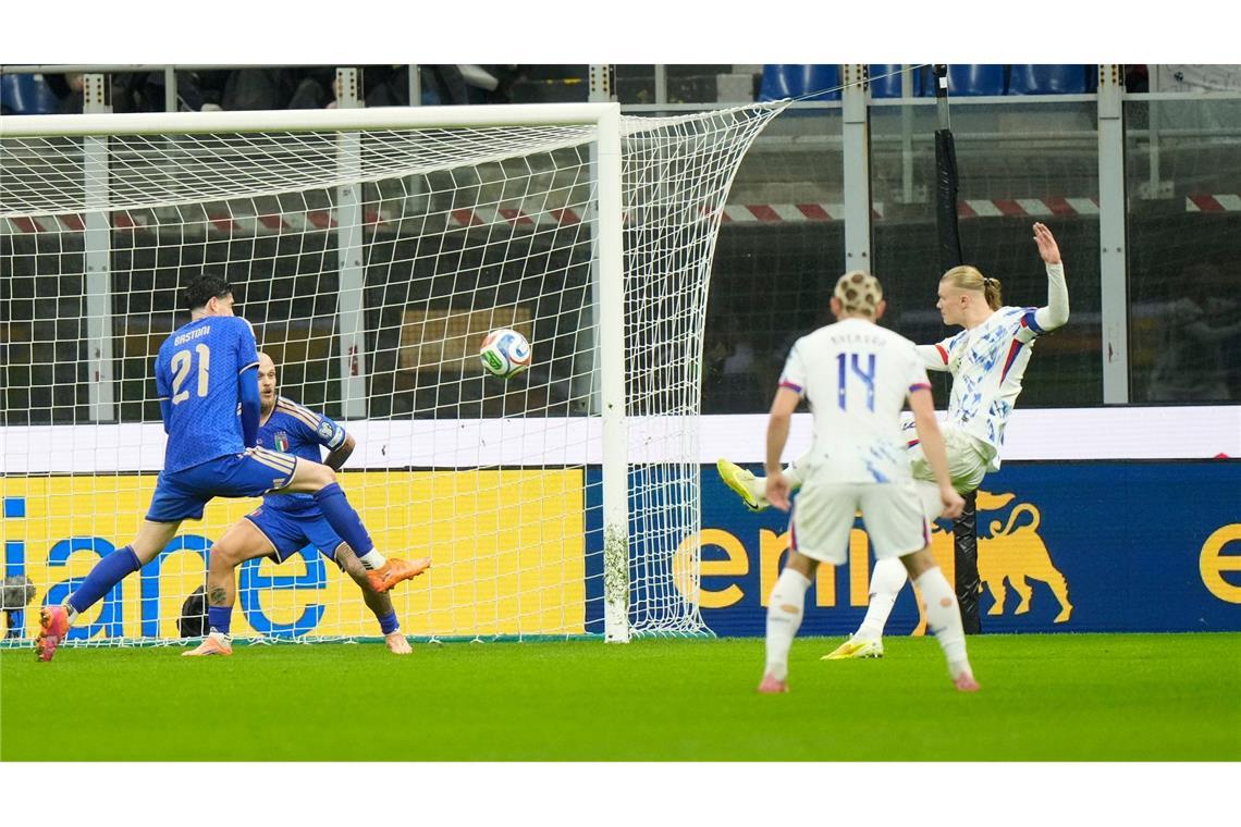 Mit den Qualifikationstoren 15 und 16 dreht Norwegens Super-Torjäger Erling Haaland (r) in Italien die Partie.