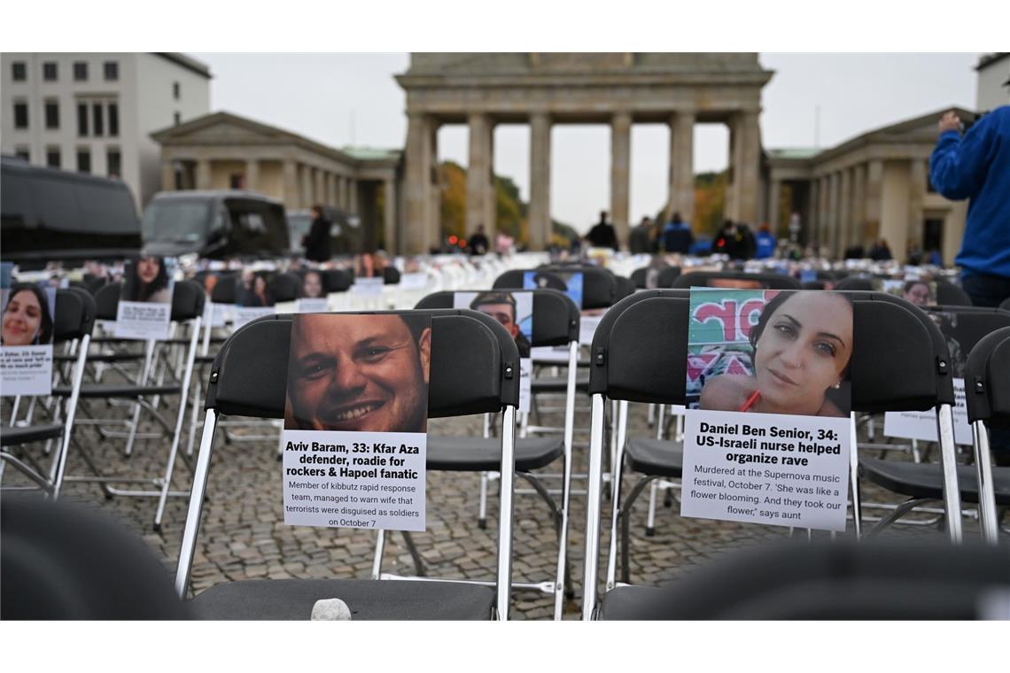 Brandenburger Tor zum Gedenken an 7. Oktober angestrahlt Mit den Stühlen soll an die Opfer erinnert werden.