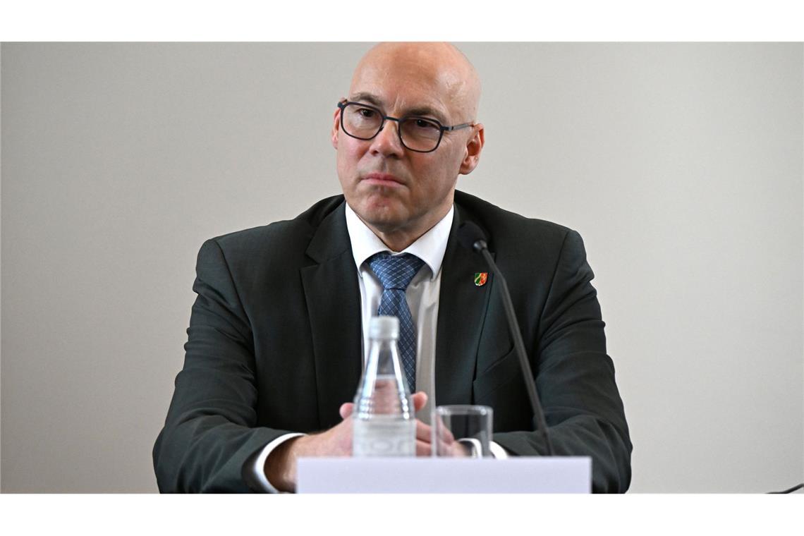 Mit den Waffen hätten Kriminelle verheerende Verbrechen verüben können, sagt Oberstaatsanwalt Wolf-Tilman Baumert.