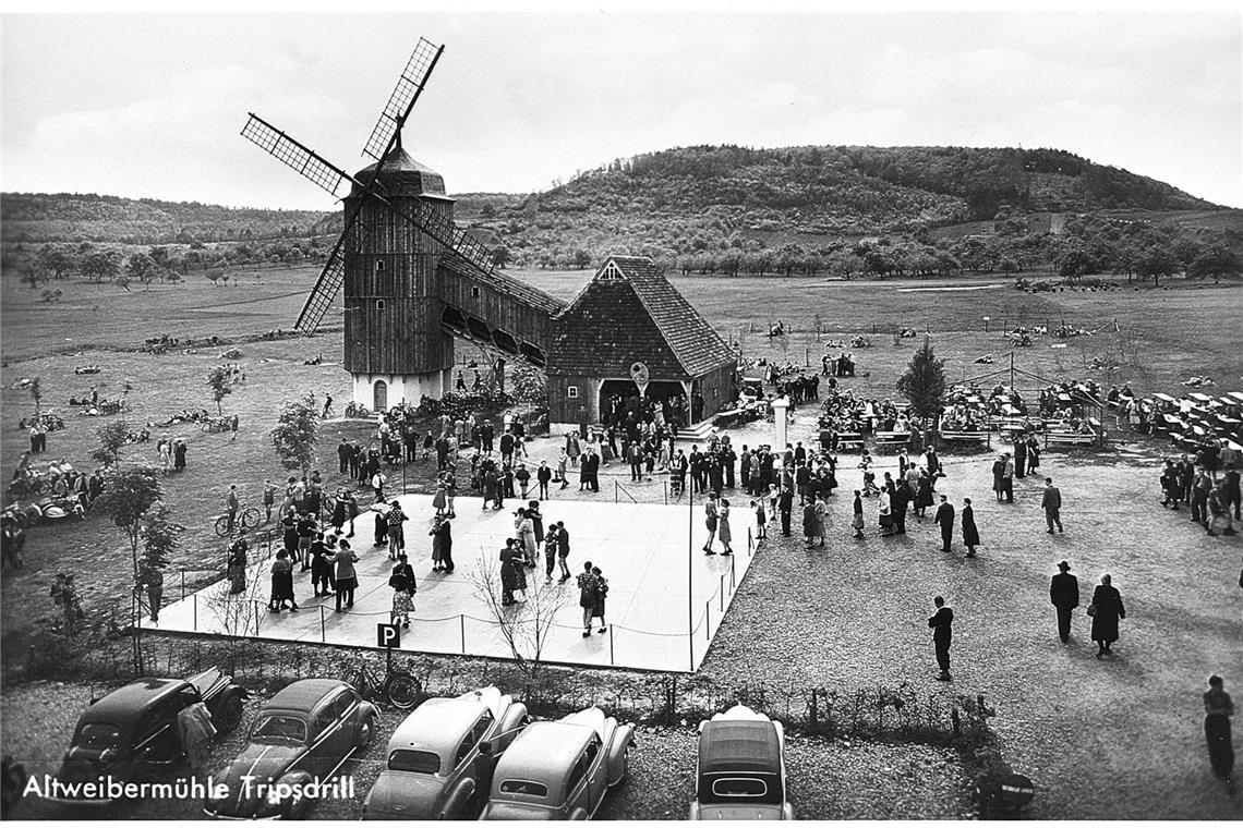 Die Geburtsstunde der Freizeitparks Mit der Altweibermühle (hier ein Bild der neu aufgebauten Mühle aus den 1950er Jahren) fing Ende der 1920er Jahre in Treffentrill im Zabergäu alles an. Eine Mühle mit Rutsche, ein Tanzboden – und <b>Tripsdrill</b> war geboren.