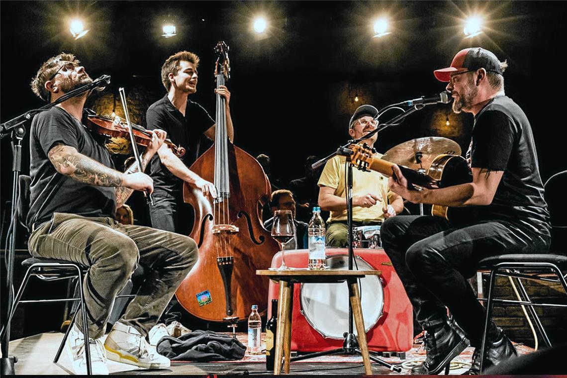 Mit der bayerischen Gipsy-Band Django 3000 können die Gäste ein neues, intimes Konzertformat erleben. Foto: privat