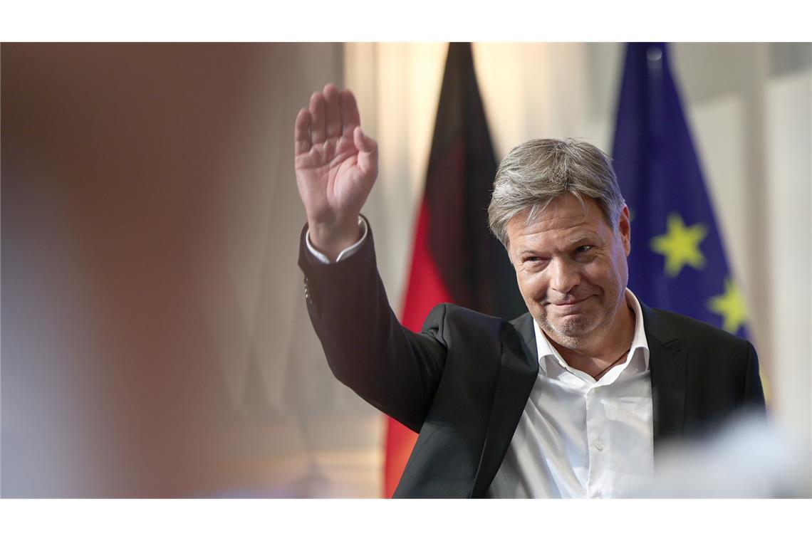 Mit der Bekanntgabe, sein Bundestagsmandat niederzulegen, verließ <b>Robert Habeck</b> nicht nur die Politik, sondern auch Deutschland als Standort seiner Arbeit. Beruflich ging es für ihn nach Dänemark, wo er in Kopenhagen als Senior Analyst am Dänischen Institut für Internationale Studien arbeitet. Sein Fokus liegt dabei auf der Geopolitik und den sicherheitspolitischen Folgen der globalen Erderwärmung. Darüber hinaus ist er Gastdozent an der US-Elite-Universität Berkeley in Kalifornien.