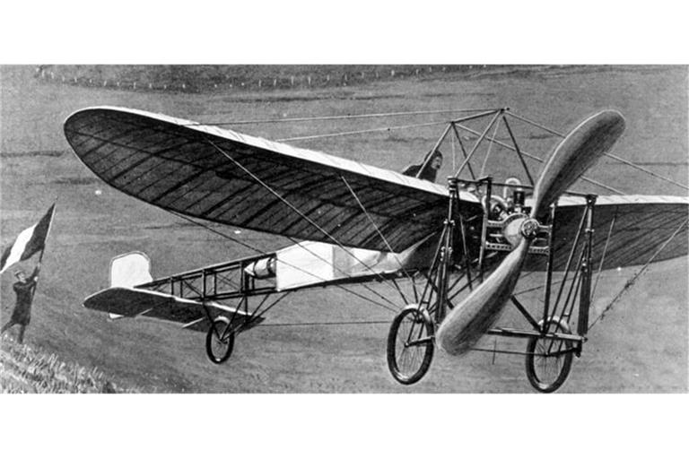 Mit der Bleriot XI überquerte Louis Bleriot am 25. Juli 1909 als erster Mensch den Ärmelkanal in einem Flugzeug. Sein Flug von Calais nach Dover dauerte 37 Minuten bei einer durchschnittlichen Flughöhe von 100 Metern.