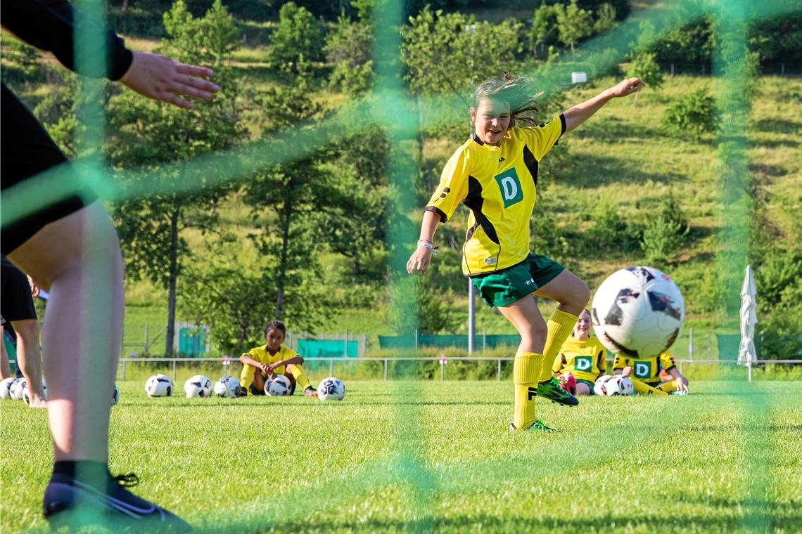 Mit der Brust annehmen, den Ball auf den Boden abtropfen lassen und in aller Seelenruhe im Tor unterbringen. Die D-Mädchen des Juniorteams aus Sulzbach und Oppenweiler bewiesen, dass mit etwas Übung auch für sie machbar ist, was die großen Stars bei der EM vollbringen. Fotos: A. Becher