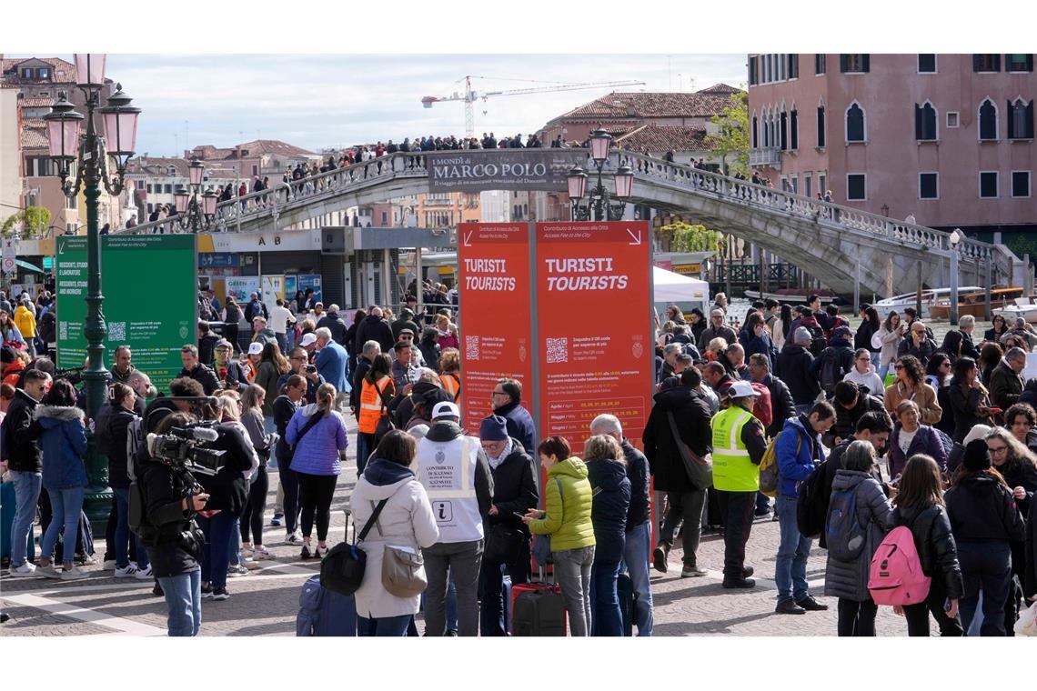 "Kampf ums beste Selfie" - Italien leidet am Massentourismus Mit der Gondel durch die Kanäle: Venedig gilt als Musterbeispiel für "Overtourism". (Archivbild)