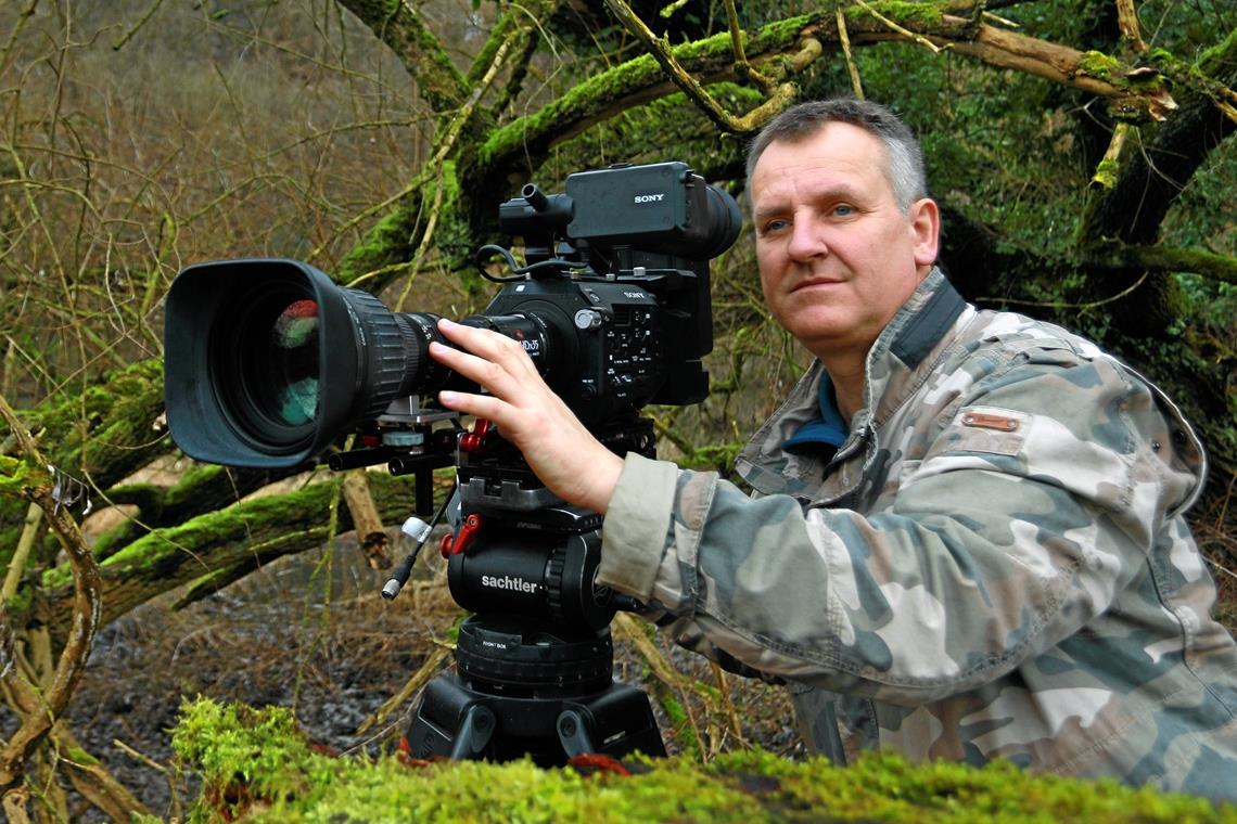 Mit gutem Auge
und schneller Hand Mit der Kamera in der Hand zählt der 52-jährige Klaus Weißmann zu den besten und bekanntesten deutschen Naturfilmern. Foto: privat
