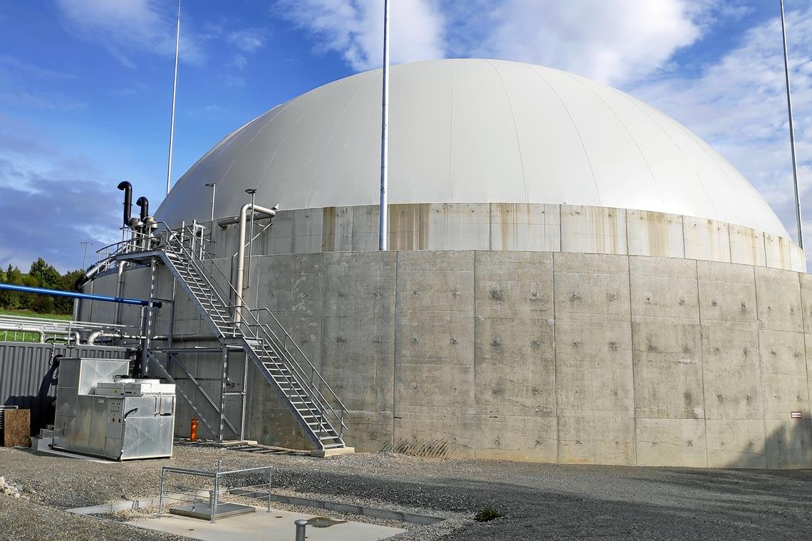 Methangas wird energetisch verwendet Mit der Kuppel über dem Speicherbecken wird auch das Restgas noch eingefangen. Foto: AWRM