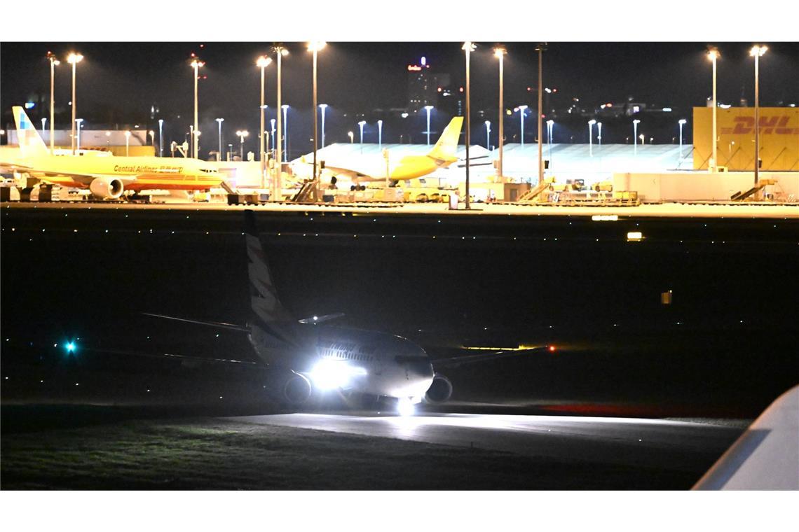 Flieger gelandet - Deutschland nimmt weitere Afghanen auf Mit der Maschine sind auch ehemalige Ortskräfte deutscher Institutionen aus Afghanistan in Leipzig gelandet.