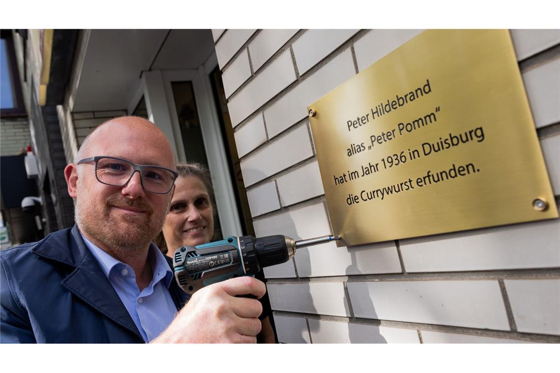 Duisburg beansprucht Erfindung der Currywurst für sich Mit der neuen Plakette macht Oberbürgermeister Sören Link (SPD) klar: Hier in Duisburg wurde die Currywurst erfunden.