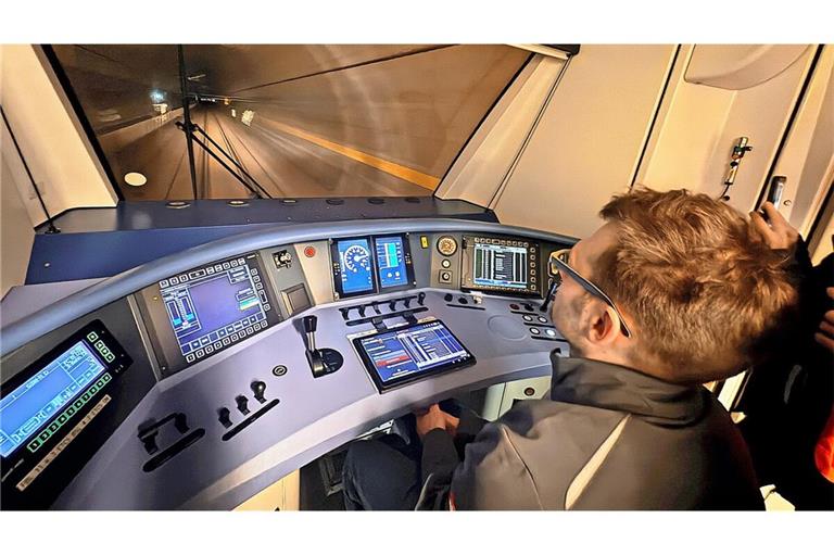 Mit der S-Bahn über die ICE-Strecke: Bei einer nächtlichen Fahrt wird zwischen Wendlingen und Ulm in S-Bahnzügen die neue digitale Zugsicherungstechnik getestet.