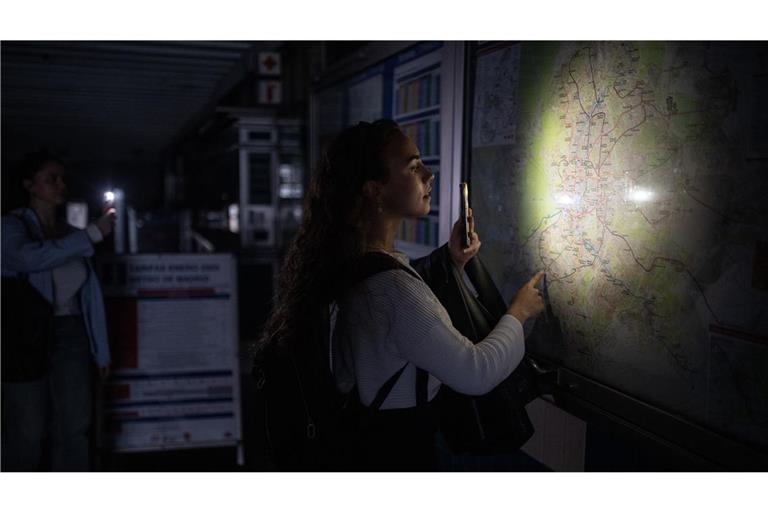 Mit der Taschenlampe in der Madrider Metro.
