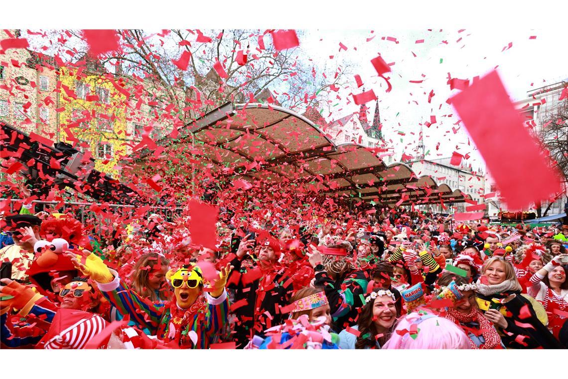 Straßenkarneval beginnt unter starkem Polizeischutz Mit der Weiberfastnacht hat am Donnerstag der Straßenkarneval begonnen.