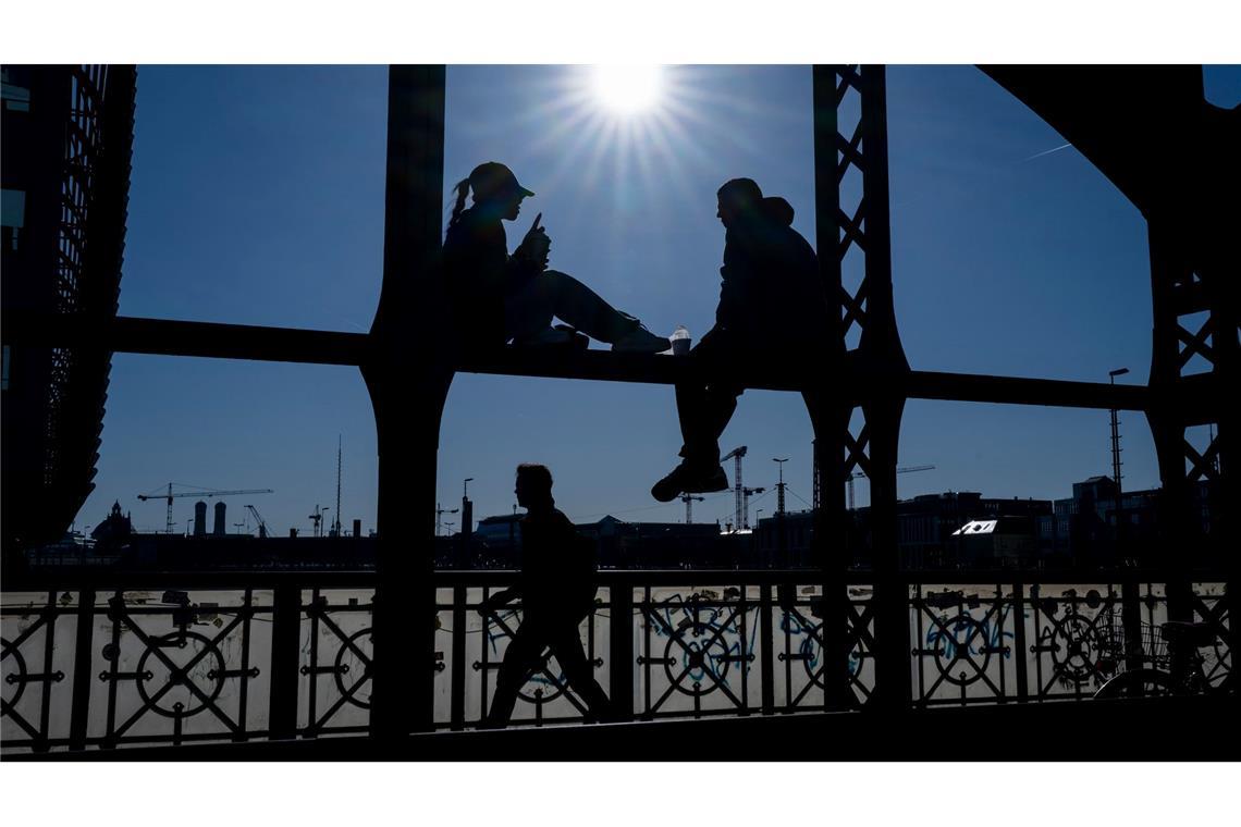 Mit der Zeitumstellung bleibt abends mehr Zeit, die Sonne zu genießen. Wie hier auf der Hackerbrücke in München. (Archivbild)