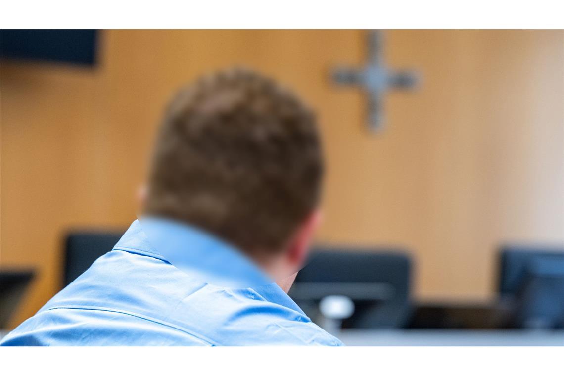 Mit Desinfektionsmittel als Brandbeschleuniger zündete ein 33-Jähriger in Landshut nach Überzeugung der Richter die Haare seiner pflegebedürftigen Großmutter an. Die Seniorin erlag knapp vier Wochen nach der Tat ihren Verletzungen. Jetzt ist der Mann verurteilt worden.