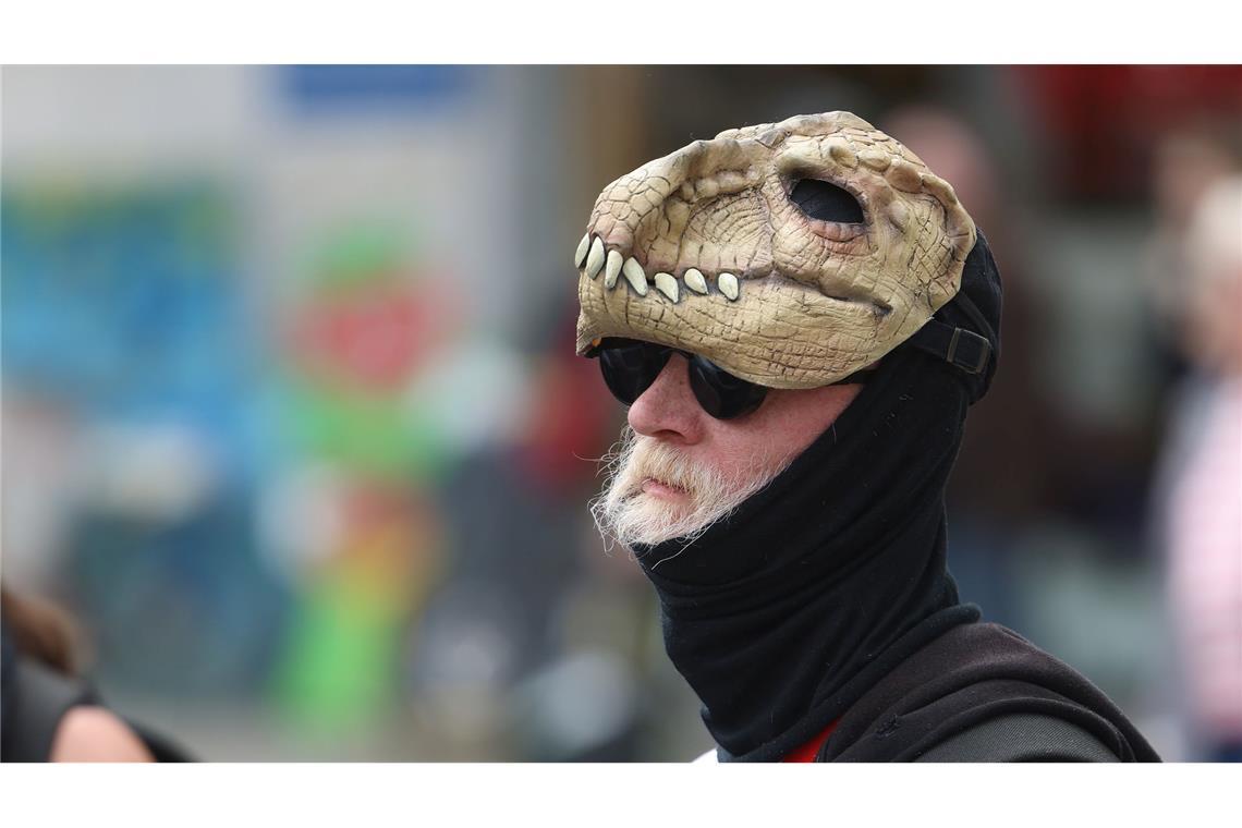 Bilder des Tages Mit Dino-Maske gegen Rechts - Teilnehmer einer Gegendemonstration in Herford