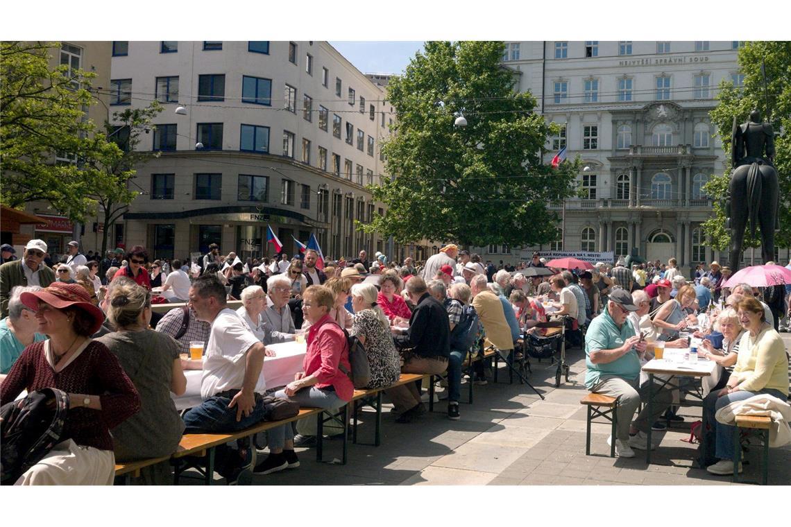 Mit einem Begegnungsfest an einem "langen Tisch", Volksmusik und Tanzaufführungen hat in Brünn (Brno) der 76. Sudetendeutsche Tag begonnen.