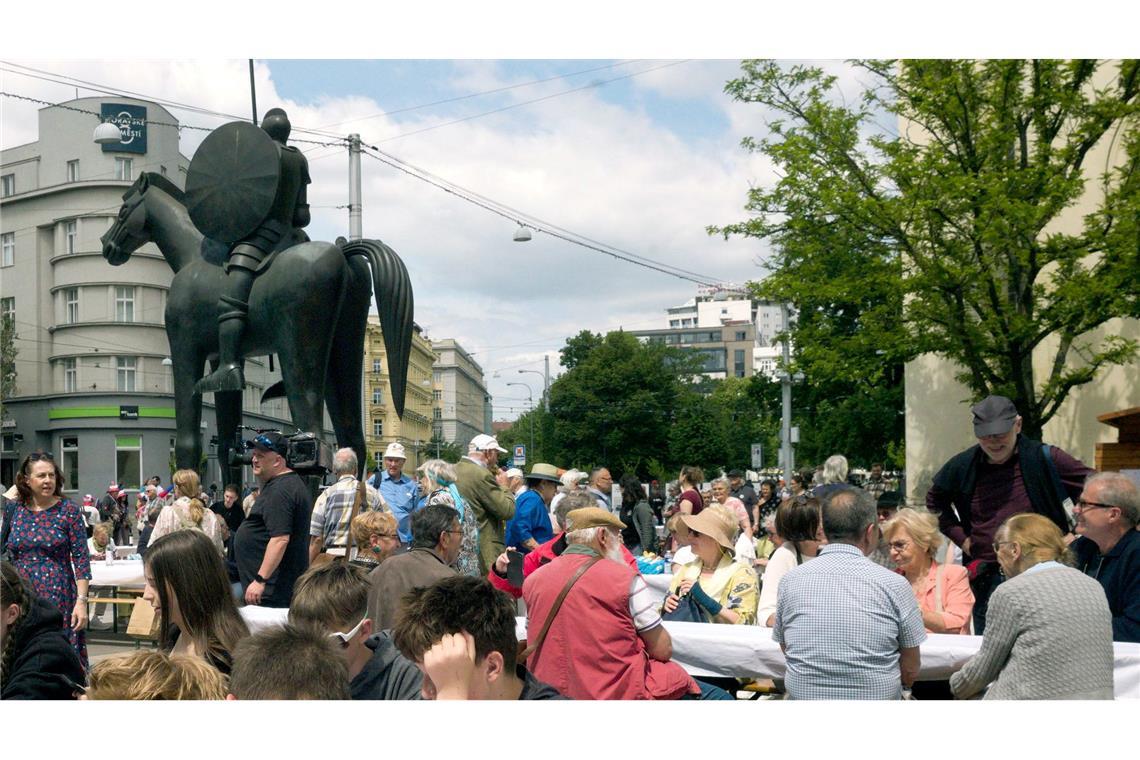 Mit einem Begegnungsfest an einem "langen Tisch", Volksmusik und Tanzaufführungen begann am Freitag in Brünn (Brno) der 76. Sudetendeutsche Tag. Am Sonntag folgte die Hauptkundgebung.