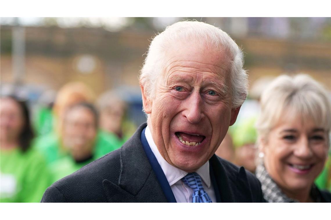 Happy Birthday Your Majesty! König Charles feiert Geburtstag Mit einem breiten Lächeln traf König Charles bei dem Verteilzentrum für überschüssige Lebensmittel ein.