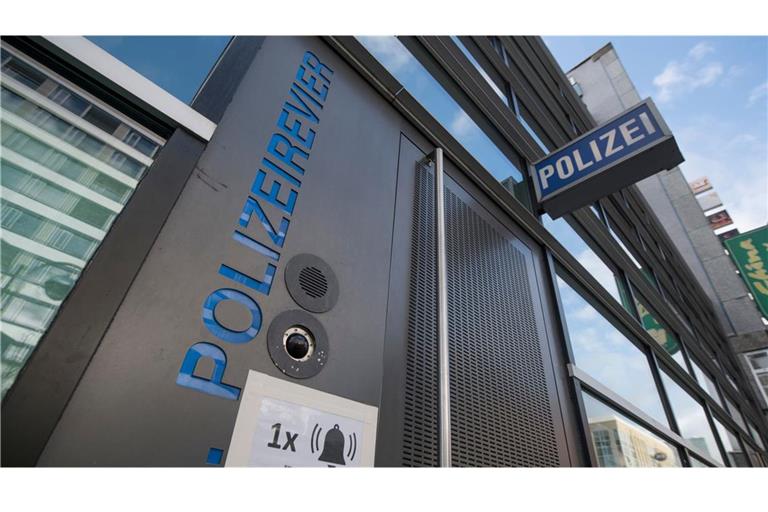 Mit einem Fahndungsplakat sucht die Polizei nun nach möglichen Zeugen. (Symbolbild)