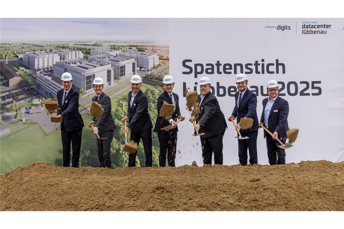 Mit einem feierlichen Spatenstich wurde die Baustelle in Lübbenau eingeweiht.