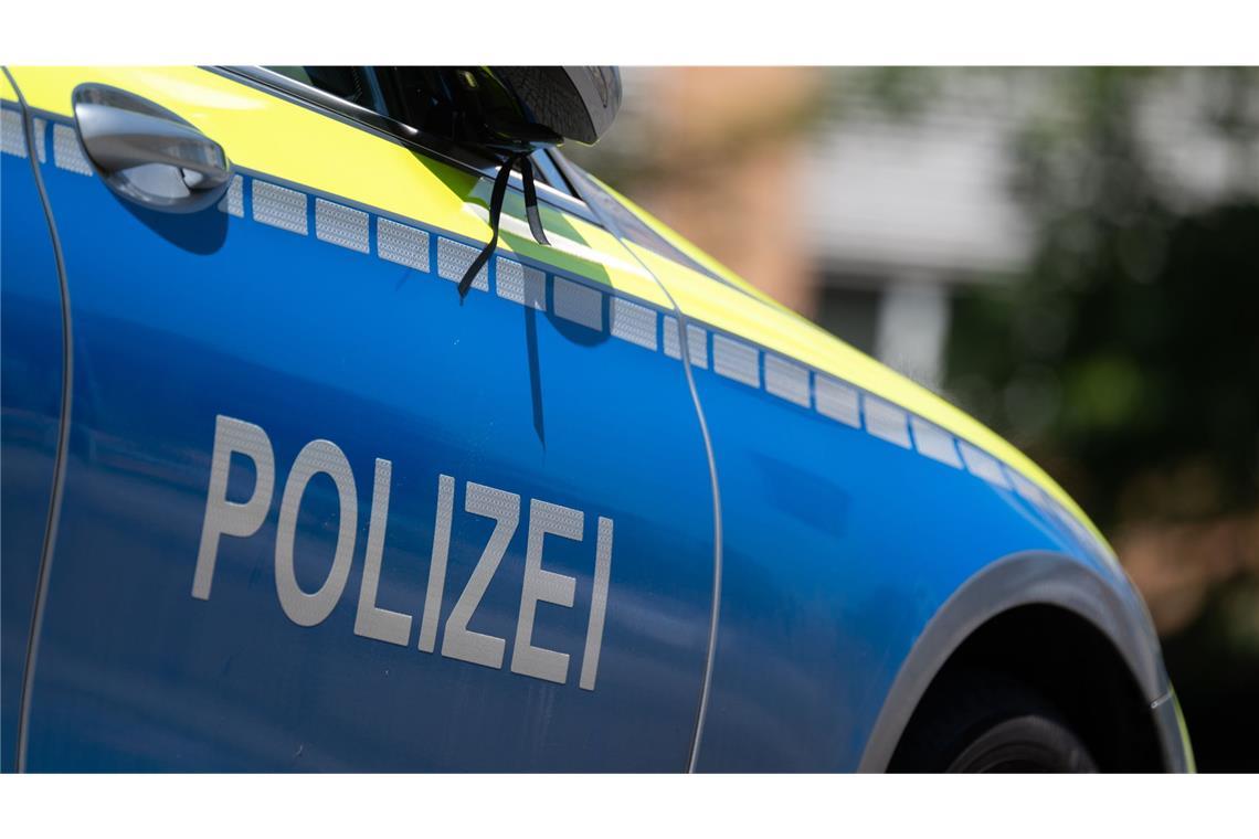 Kleiner Junge trickst Seniorin aus und bestiehlt sie Mit einem gewieften Trick hat ein kleiner Junge die Handtasche einer gutgläubigen Seniorin gestohlen (Symbolfoto).