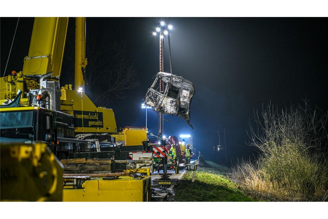 Zugunglück: Staatsanwaltschaft ermittelt gegen Lkw-Fahrer Mit einem großen Kran und unter Flutlicht werden Trümmerteile geborgen.