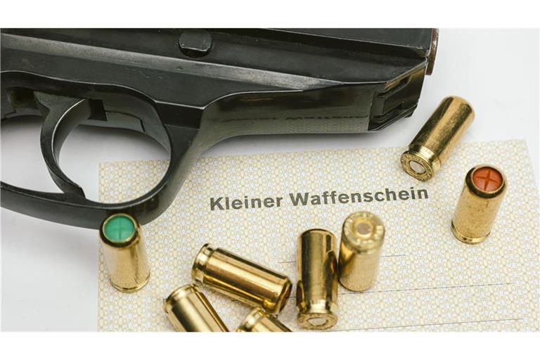 Mit einem Kleinen Waffenschein darf man neben Reizgas-Pistolen auch Schreckschuss-und Signalwaffen mit sich führen.