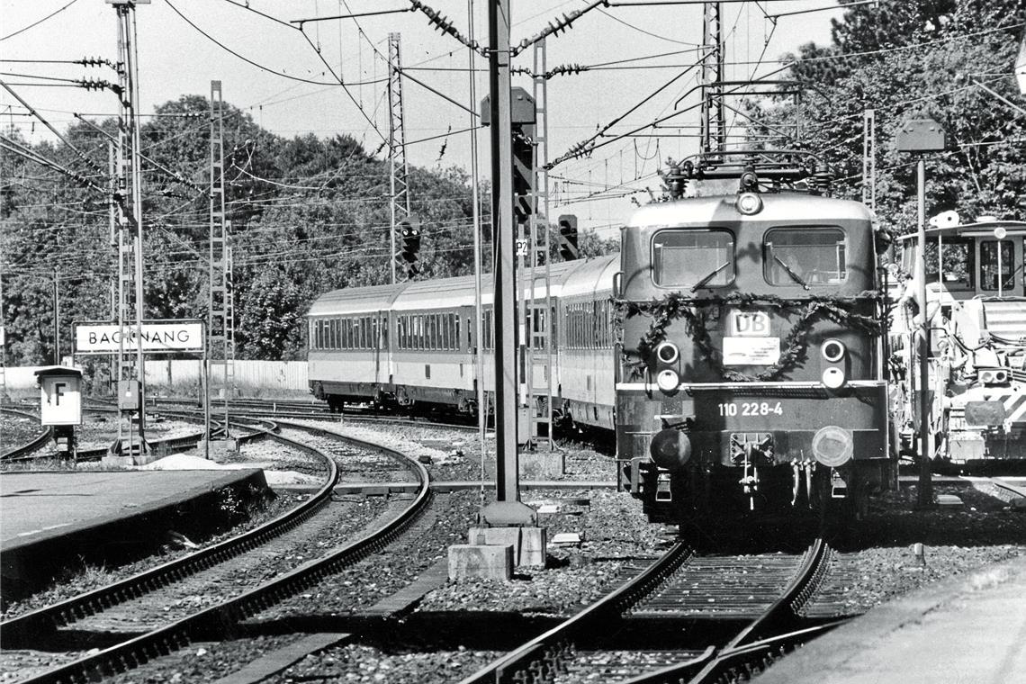 Mit einem Kranz geschmückt war die erste E-Lok auf der Murrbahn unterwegs. Fotos: BKZ-Archiv