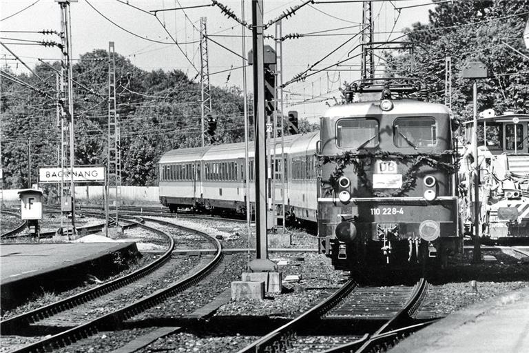 Mit einem Kranz geschmückt war die erste E-Lok auf der Murrbahn unterwegs. Fotos: BKZ-Archiv
