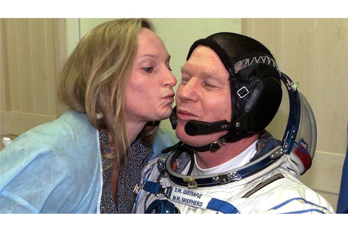 Mit einem Kuss auf die Wange verabschiedet sich Beth Shepherd vor dem Start von ihrem Mann, dem US-Astronauten Bill Shepherd, im Weltraumbahnhof Baikonur. (Archivbild)