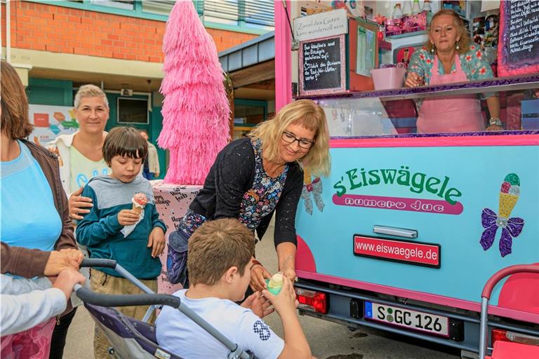 Mit einem Lächeln serviert: Die Kinder und Jugendlichen bekommen am Eiswägele von Cornelia Probst ihre Portion im Becher oder in der Waffel. Die Belohnung vom Landratsamt haben sie sich mit dem ersten Platz beim Stadtradeln erarbeitet. Fotos: Stefan Bossow