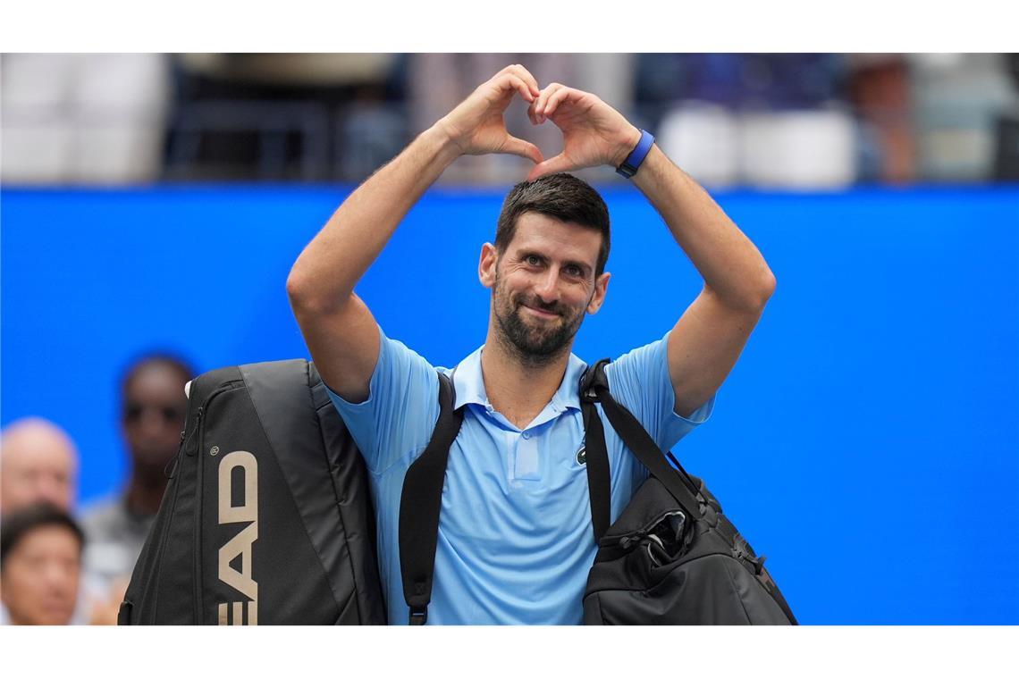 Trump auf Tribüne: Historisches Finale Sinner kontra Alcaraz Mit einem Lächeln verabschiedet sich Djokovic von den Fans. Er will wieder kommen.
