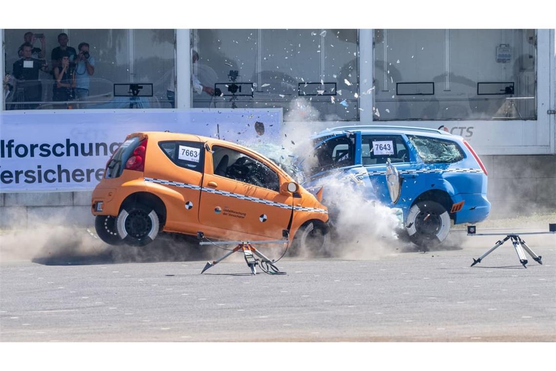 Mit einem lauten Knall prallen die beiden Autos aufeinander, das Glas der Frontscheiben verteilt sich in Tausenden von Teilen an der Unfallstelle, Lack splittert. Wer hier auf dem Fahrersitz gesessen hat, der hatte keine Chance. So kann ein Unfall ausgehen, der passiert, wenn ein Geisterfahrer auf der Autobahn mit seinem Fahrzeug gegen ein entgegenkommendes Fahrzeug prallt.