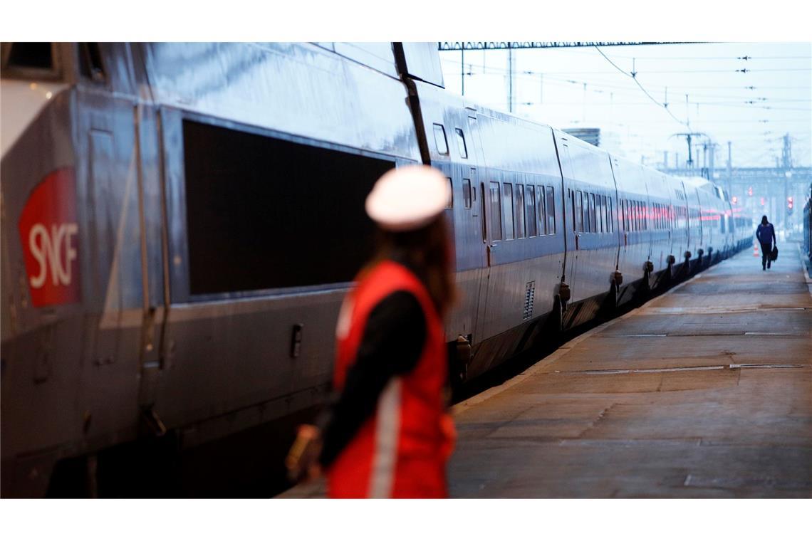 Mit einem Leitfaden mit Bekleidungs- und Schminktipps hat Frankreichs Bahn sich Ärger mit der Gewerkschaft eingehandelt. (Archivbild)