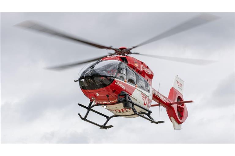 Mit einem Rettungshubschrauber wird das Mädchen in eine Kinderklinik gebracht. (Symbolbild)
