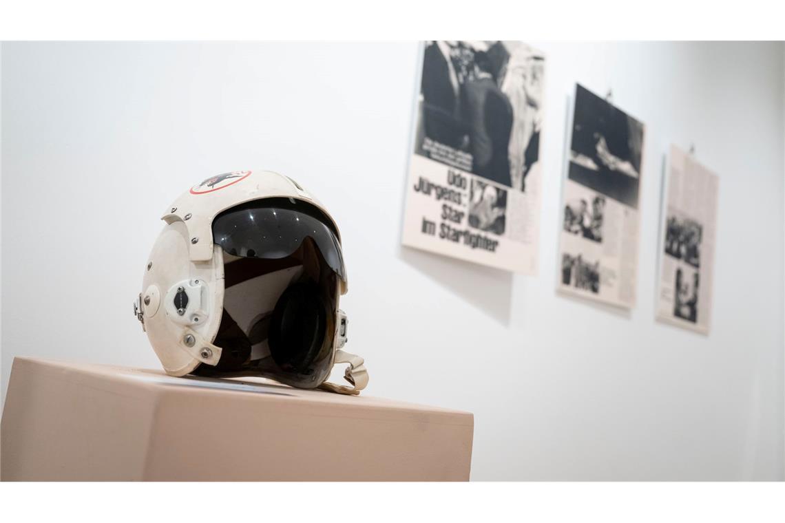 Udo Jürgens' Flügel bringt 240.000 Euro bei Auktion ein Mit einem "Starfighter"-Helm auf dem Kopf flog Udo Jürgens einst in 10.000 Metern Höhe.