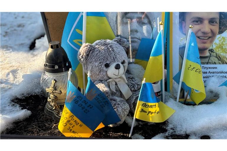 Mit einem Teddybär gedenken Menschen gefallenen Soldaten auf dem Maidan-Platz in Kiew.