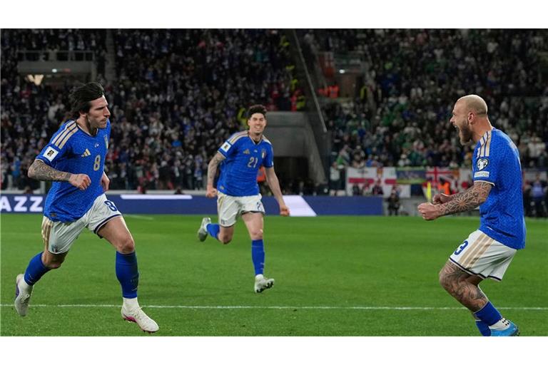 Mit einem Tor und einer Vorlage ist Sandro Tonali (l) der Mann des Abends für Italien gegen Nordirland.