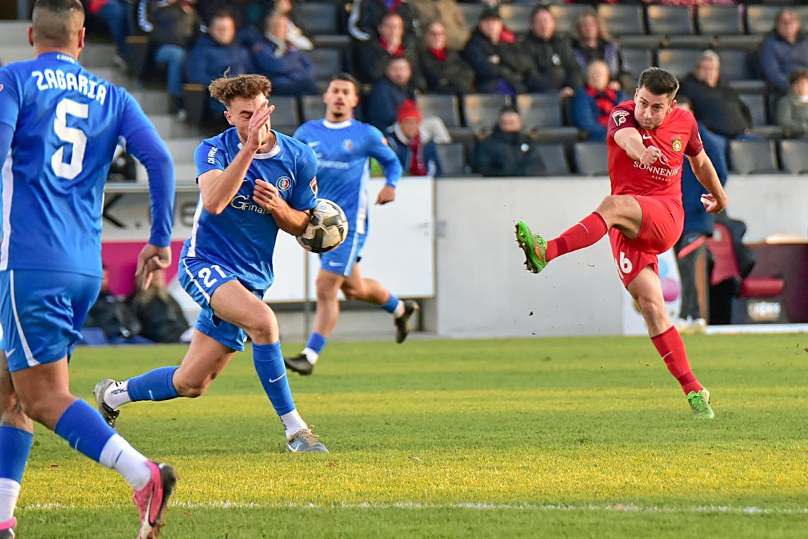 SG Sonnenhof Großaspach: Serientäter finden ihr nächstes Opfer Mit einem Treffer direkt nach der Pause der Mann, der den Tabellenführer auf Siegeskurs bringt: Marius Kunde (rechts). Foto: Tobias Sellmaier