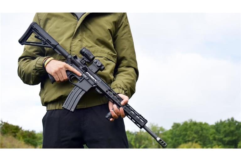 Mit einem&nbsp; halbautomischen Gewehr der Reihe AR 15 feuerte Markus L. auf SEK-Beamte, die bei einer Razzia am 22. März 2023 seine Wohnung im Reutlinger Ringelbach stürmten.