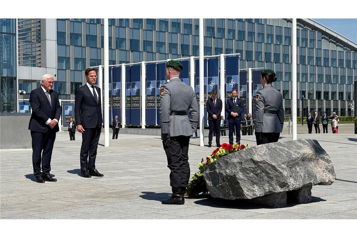 Steinmeier: Stärkere Bundeswehr wichtigste Regierungsaufgabe Mit einer Kranzniederlegung vor dem Nato-Hauptquartier begann der Festakt zum Beitritt Deutschlands zum Verteidigungsbündnis vor 70 Jahren.