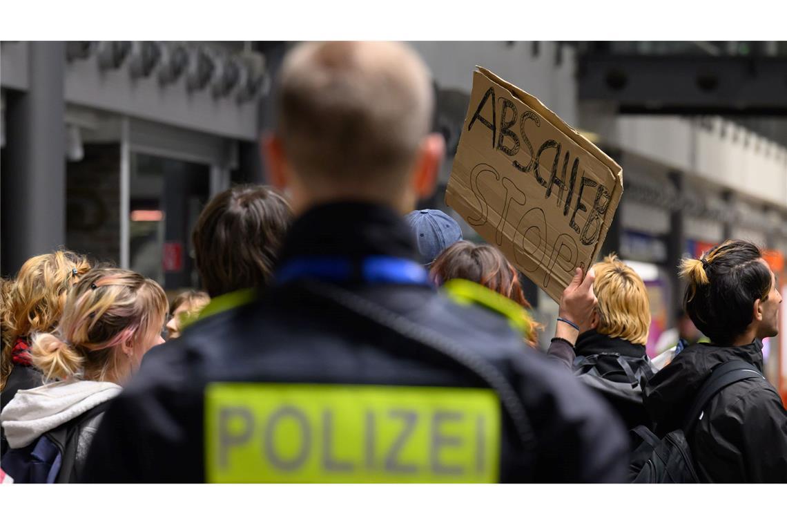 Mit einer Mahnwache protestierten Menschen am Flughafen Leipzig/Halle gegen den Abschiebeflug.