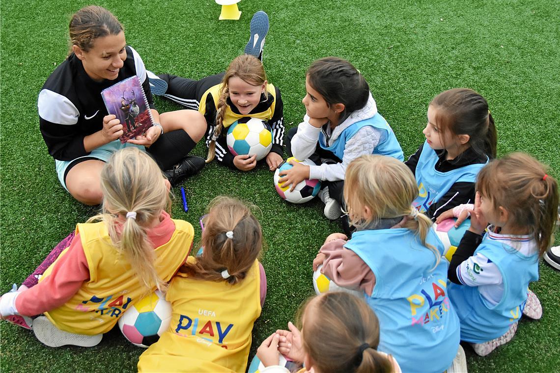 Oppenweiler/Sulzbach begeistert Mädchen mit Disney für den Fußball Mit einer Mischung aus kindgerechtem Sport und Storytelling versucht Franziska Fiechtner, junge Mädchen für den Fußball zu gewinnen. Oppenweiler/Sulzbach zählt zu den sechs württembergischen Vereinen, die das Uefa-Projekt umsetzen. Foto: Tobias Sellmaier
