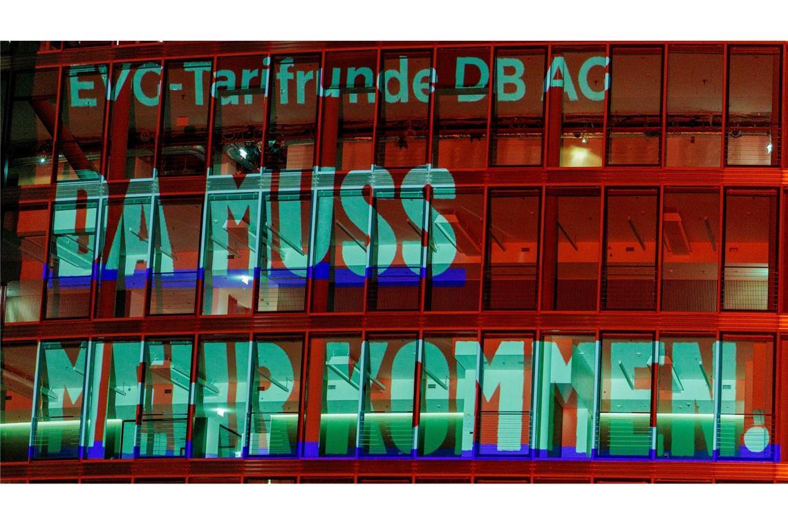 Dritte Tarifrunde bei der Bahn läuft Mit einer Protestaktion am Bahntower am Vorabend der Verhandlungen verlieh die EVG ihren Forderungen Nachdruck.