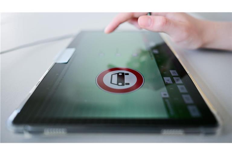 Mit eingebautem Funkgerät geht ein 19-Jähriger in die theoretische Führerscheinprüfung. (Symbolbild)